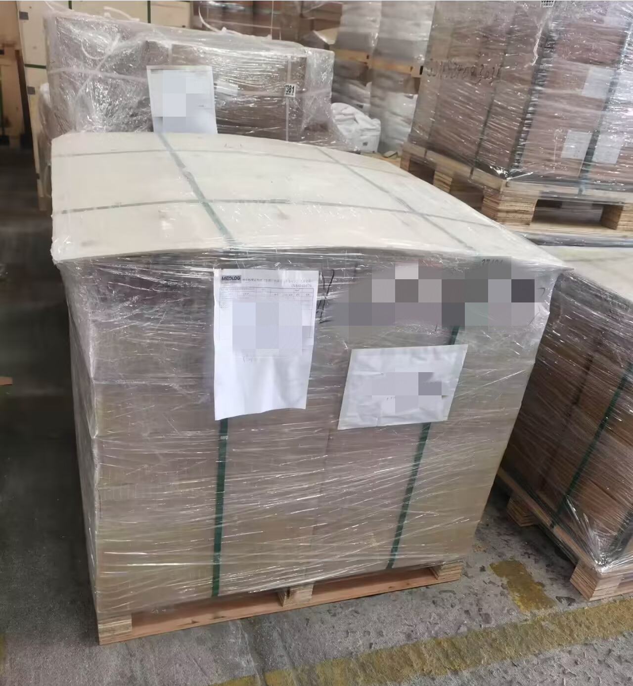 مادة مانعة للتسرب من مادة البولي يوريثين المحبة للماء ذات اللون الأسود جاهزة للإرسال.