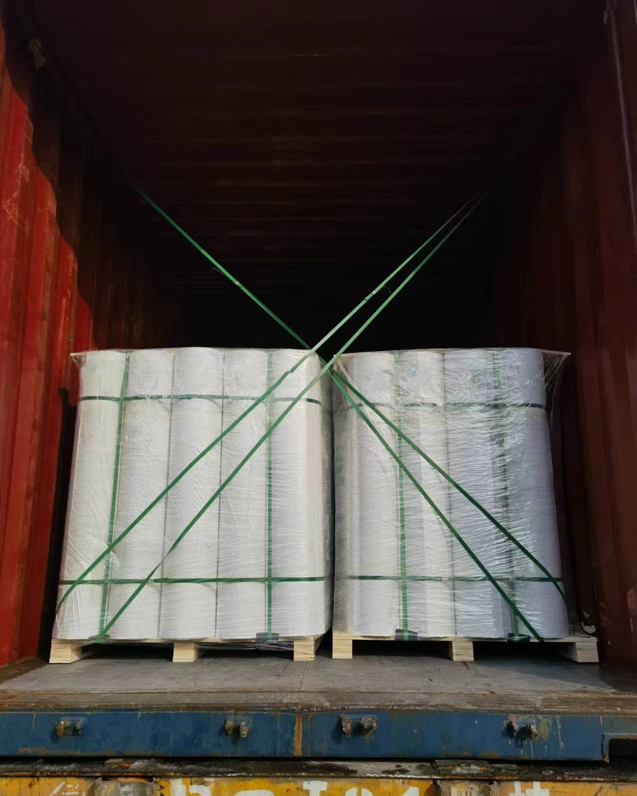 غشاء HDPE ذاتي اللصق بعرض 1.2 متر جاهز للإرسال.