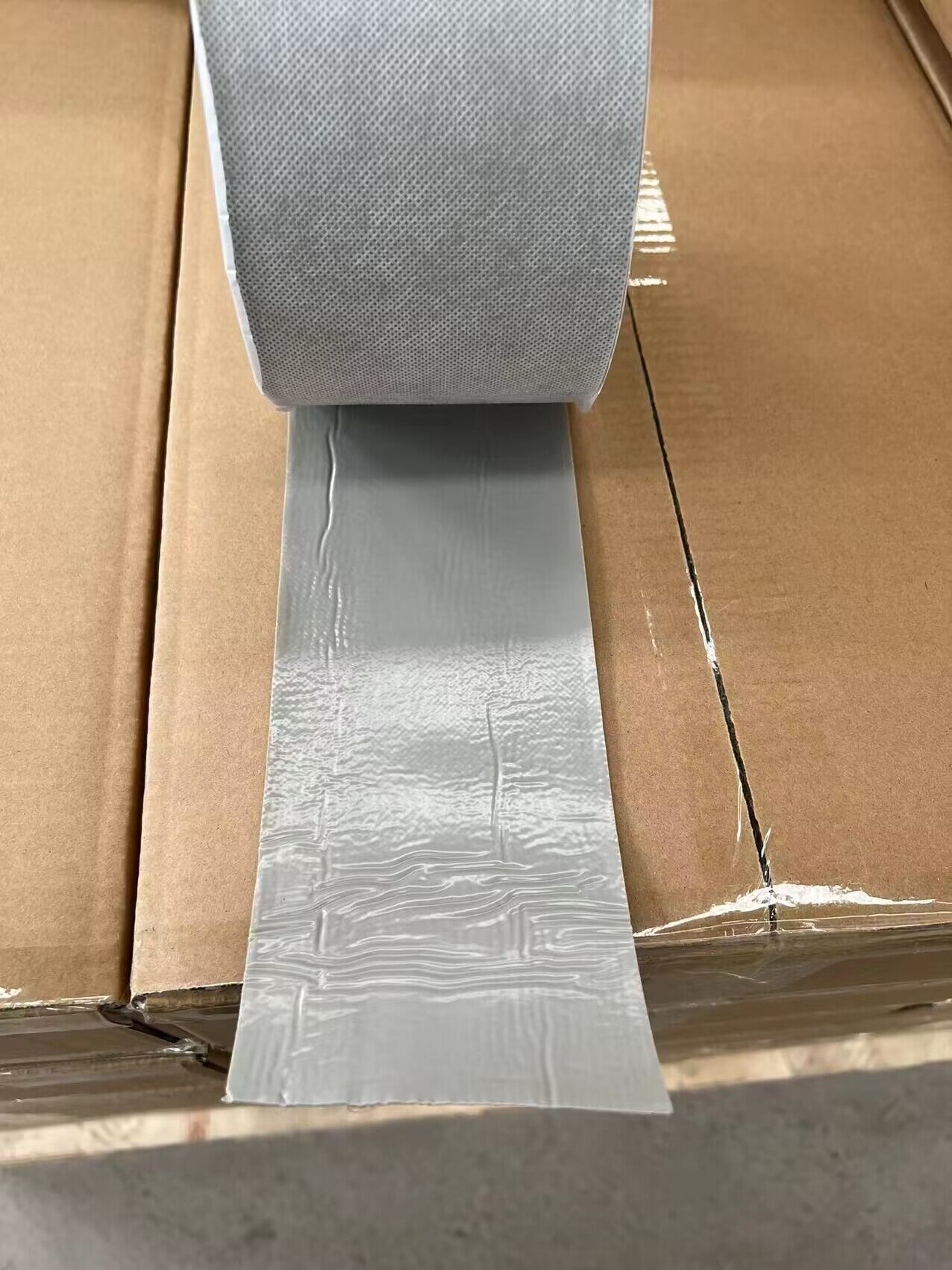 شريط بوتيل ذو جانب واحد لسطح النسيج غير المنسوج جاهز للإرسال.